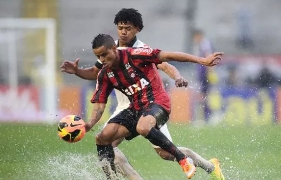 verton ao lado de Romarinho