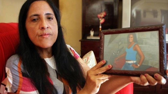 Me de vtima do pastor, Amlia Pinheiro mostra foto de Adelaide. Morte de jovem pode ter sido encomendada por Marcos