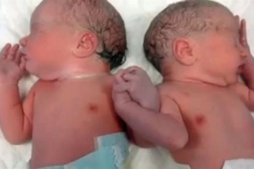 Beb�s estava de m�os entrela�adas na maternidade, em San Sebasti�n, na Espanha