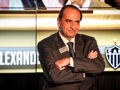 Alexandre Kalil cr� que Ronaldinho ainda conseguir� dar a volta por cima e negou que aus�ncia na convoca��o prejudicou A