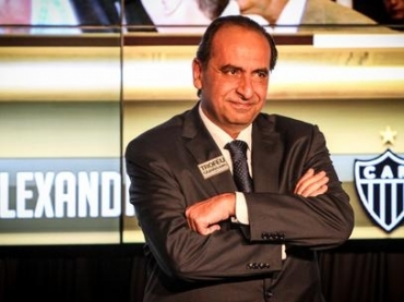 Alexandre Kalil cr� que Ronaldinho ainda conseguir� dar a volta por cima e negou que aus�ncia na convoca��o prejudicou A