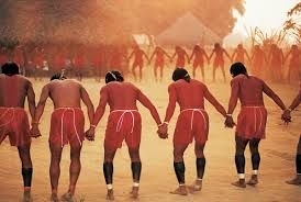 Os ndios procuram brancos que tentaram matar indigena, polcia tenta evitar confronto