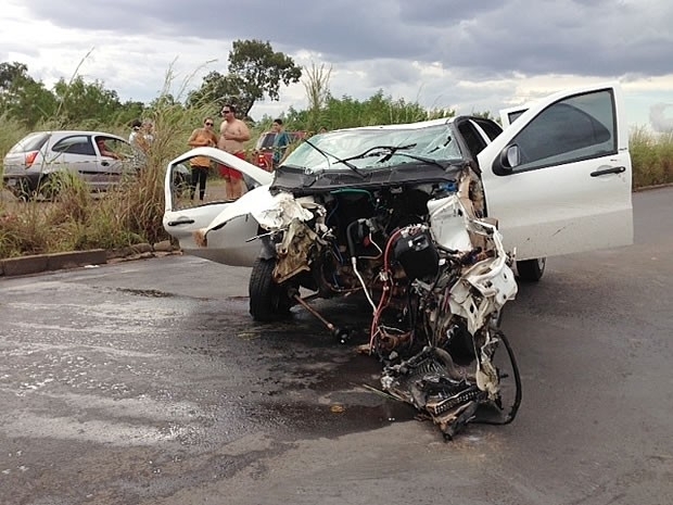 Veculo de passeio ficou irreconhecvel aps o acidente