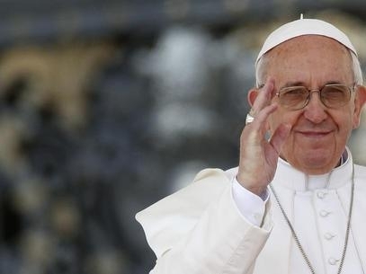 Papa Francisco cumprimenta o pblico em sua audincia semanal na Praa de So Pedro, no Vaticano