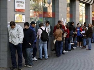  procura de emprego, jovens espanhis encaram filas para entrar em uma agncia de  trabalho