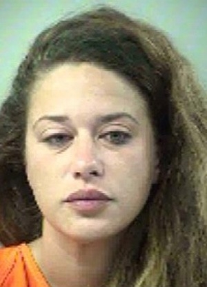 Depois de ser pega em ato sexual no banheiro, Alicia Fawn Chessher ainda agrediu funcionrios e policiais