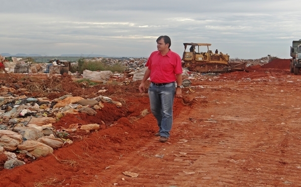 Thiago Silva durante a visita ao lixo