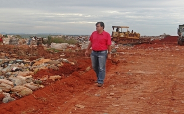 Thiago Silva durante a visita ao lixo