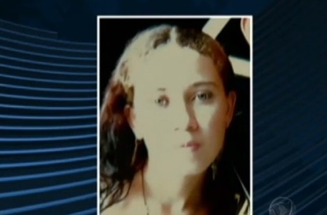 Segundo a policia, Ngila foi morta asfixiada e deixada debaixo do sof