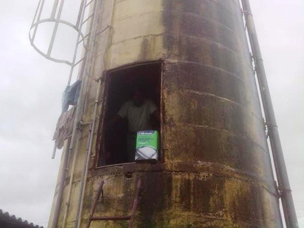 Preso dentro de caixa d