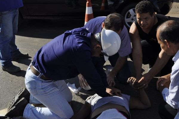 Paramdicos de uma construtora prestaram os primeiros-socorros  vtima que no resistiu aos fermentos e morreu no local