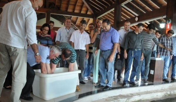 Hngaros soltando peixes na Embrapa em Sinop