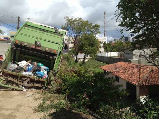 Caminho por pouco no despenca de barreira e atinge uma casa em Joo Pessoa