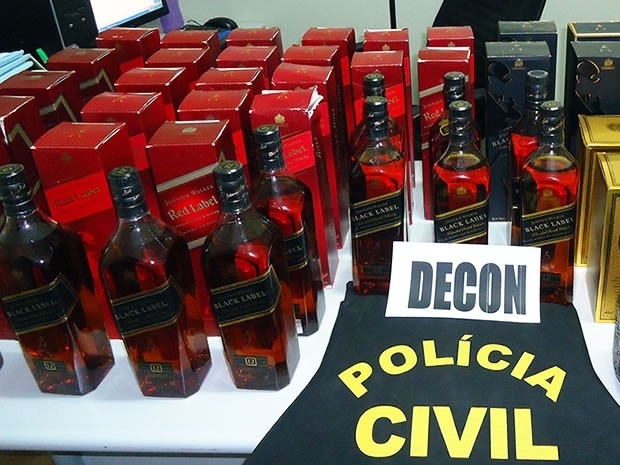 Caixas de usque seriam entregues a comprador quando jovem foi flagrado