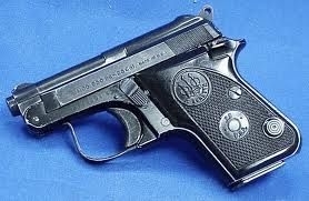 Uma das armas que estavam com o PM  uma pistola tipo bereta