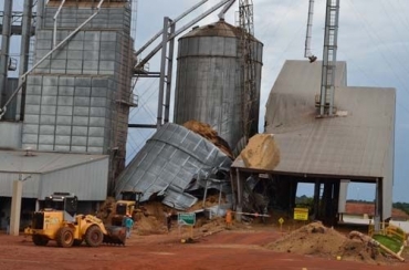 Corpos sendo retirados aps a tragdia