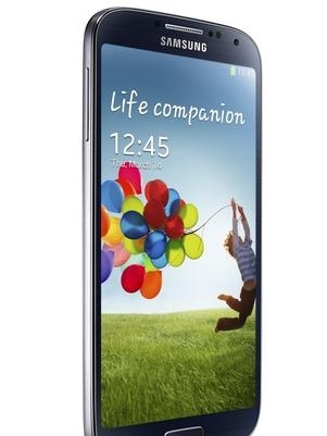 O aparelho roda Android Jelly Bean, possui cmera traseira de 13 megapixels e dianteira de 2 megapixels