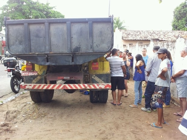 Caminho passou por cima de pedestre que estava na calada