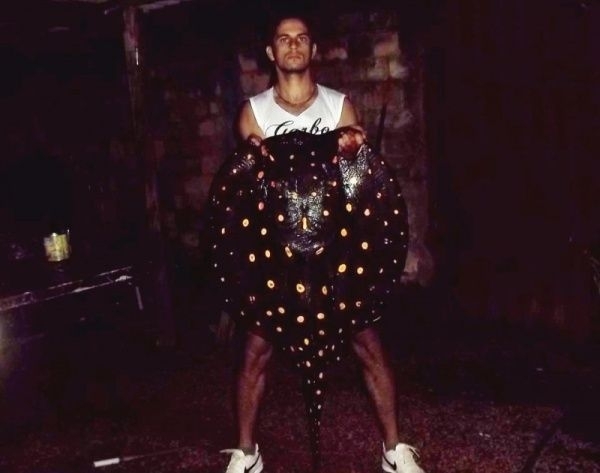 Rapaz segura arraia de 1.4 metros pescada em crrego no extremo-norte Araguaia