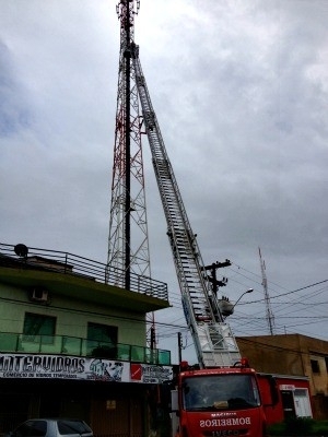 De acordo com Corpo de Bombeiros, torre tem 45 metros de altura