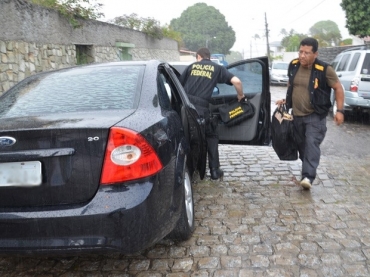Policiais apreenderam documentos na Delegacia de Roubos e Furtos de Joo Pessoa durante a Operao Astringere