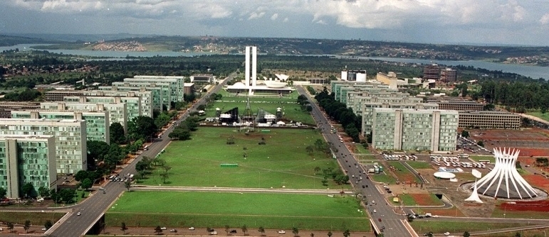Com 17 prdios ao longo de 16 km, Esplanada dos Ministrios ficou pequena para abrigar todas as pastas do governo