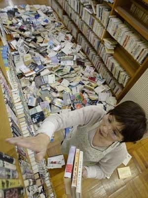 Tremor sacudiu pr�dio e espalhou livros de biblioteca em Hyogo, no oeste do Jap�o.
