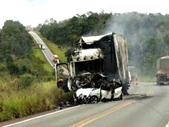 Veculos ficaram destrudos aps acidente