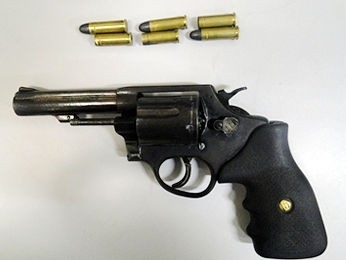 Arma utilizada pelo suspeito foi apreendida.