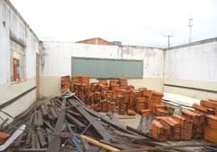 Relatrio mostra precariedade do prdio, que abriga mais de 1 mil alunos da rede estadual de ensino