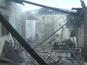 Prdio foi rapidamente consumido pelo fogo por ser de madeira, informou a polcia