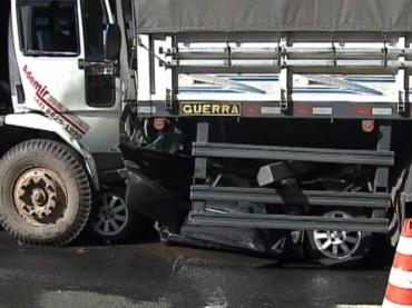 Carro ficou completamente destru�do