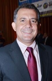 Prefeito � absolvido da capta��o de votos e tem registro mantido pelo TRE