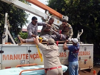 Homem estava fazendo manuteno de poste.