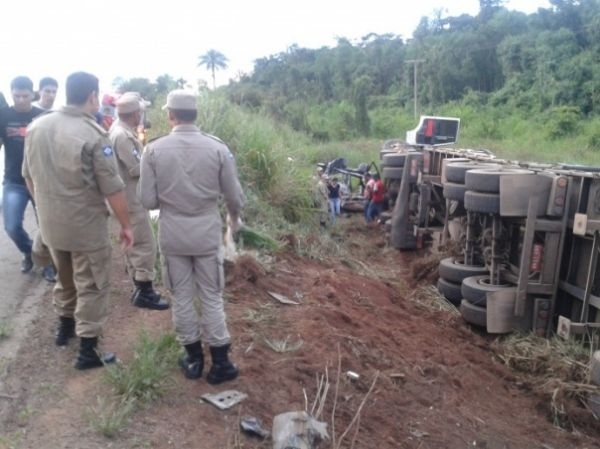 Carreta saiu da pista e tombou aps a batida