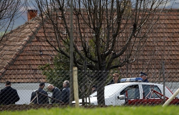Policiais em frente ao local do crime nesta tera-feira (9) na localidade srvia de Velika Ivanca