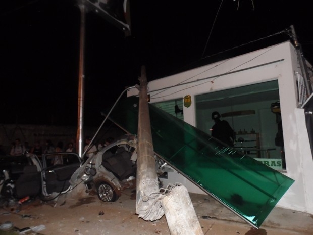 Poste caiu sobre loja de artigos militares