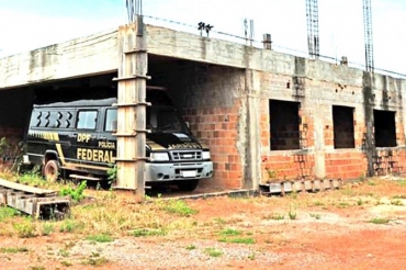 Prdio em contruo da PF em Cceres, no Mato Grosso,  usado como estacionamento para viaturas