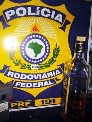 Caminhoneiro foi flagrado com garrafa de bebida em veculo.