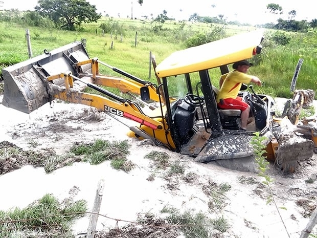Mquina tinha sido enviada para ajudar mas acabou atolada.