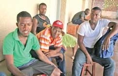 Muitos t�m curso superior e procuram uma coloca��o no mercado mato-grossense