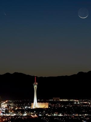 Cometa PanSTARRS passa sobre Las Vegas, nos Estados Unidos