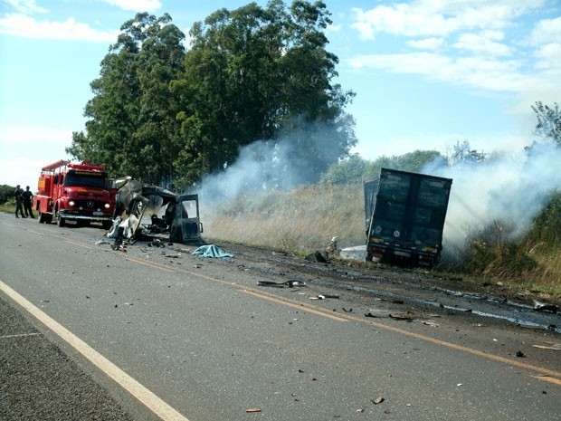 Carro de passeio e carreta pegaram foto aps coliso na BR-258