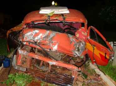 Ve�culo ficou destru�do ap�s causar os estragos