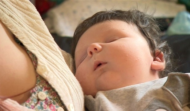 Os mdicos britnicos querem saber o motivo que causou o nascimento deste beb, considerado 