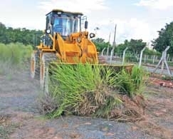 A prefeitura enviou uma mquina para fazer a limpeza do terreno onde dever ser erguido o Pronto Socorro