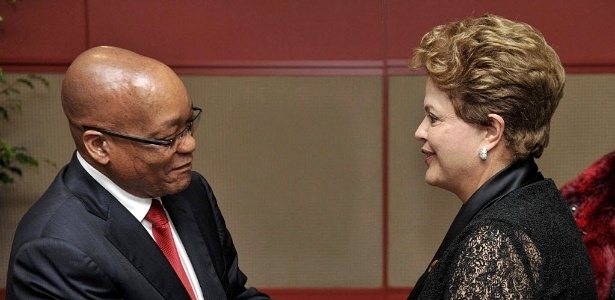 A presidente Dilma Rousseff cumprimenta o presidente da frica do Sul, Jacob Zuma, antes da abertura da 5 cpula anual