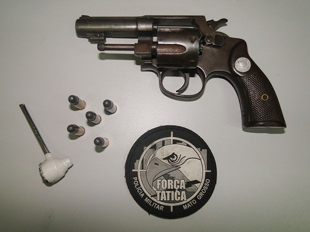 Com a dupla os policiais apreenderam um revlver e munies