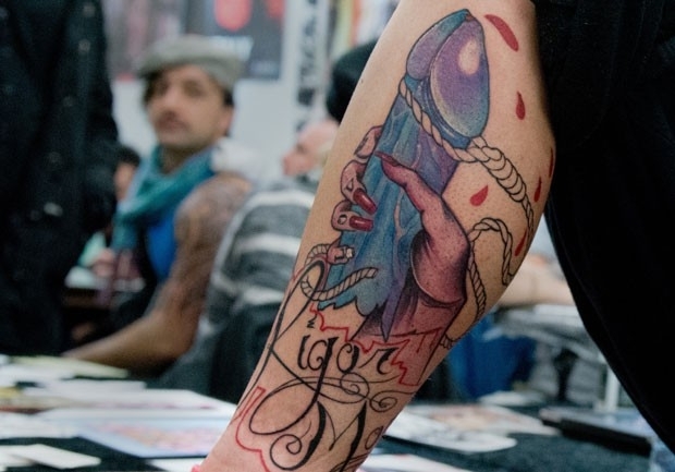 Mulher exibiu tatuagem de um pnis na perna durante feira na Alemanha