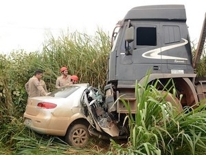Casal no resistiu e morreu preso nas ferragens do veculo.